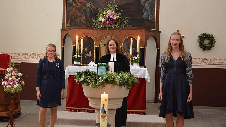 Pfarrerin Elfriede Schneider (Mitte) feierte die Konfirmation mit Anna Koch (von links) und Isabelle Terwart . Foto: Svenja Volk