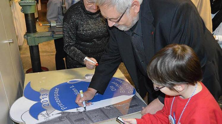 Wolfgang Vogel signierte das Ehrenwappen.