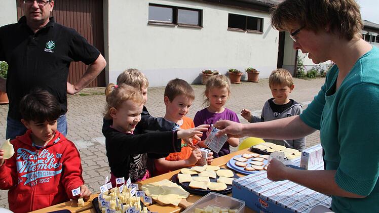 Bäuerin Sonja Bramann (rechts) hat schon mal dicke Brote mit Käse belegt und verteilt Milch an die Kinder.