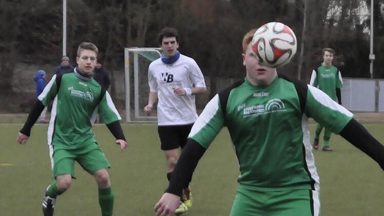 3:1: Zumindest personell liegen die Winkelser (von links: Frank Schmitt, Daniel Jermaschew und Niklas Voll) auf unserem Bild vorne im Spiel gegen den TSV Aubstadt. Foto: Anja Schmitt