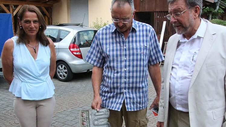 Auf den alten Rollo-Schabracken, die Harald Zürl hinter dem Haus im Müll fand, finden sich noch Spuren einer Bemalung.