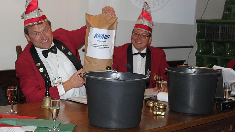 Ein italienisches Mafiaklischee genüsslich zelebriert: Für schlechte Presse gibt es Betonschuhe zum Anrühren. Foto: Markus Häggberg