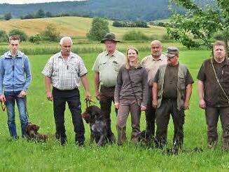 An einem Gehorsamslehrgang der BJV-Kreisgruppe Ebern nahmen sieben Jagdhunde und drei Begleithunde teil. Hier sind sie mit ihren Führern bei der Prüfung, die sie allesamt bestanden haben. Dritter von links ist Hundeobmann Hans Heinert, der die Hunde und ihre Führer ausgebildet hat.  Foto: Simone Albrecht