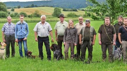 An einem Gehorsamslehrgang der BJV-Kreisgruppe Ebern nahmen sieben Jagdhunde und drei Begleithunde teil. Hier sind sie mit ihren Führern bei der Prüfung, die sie allesamt bestanden haben. Dritter von links ist Hundeobmann Hans Heinert, der die Hunde und ihre Führer ausgebildet hat.  Foto: Simone Albrecht