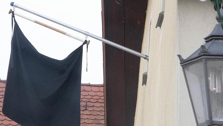 Auch in der Bahnhofstraße regt sich Protest gegen die Straßenausbau-beiträge. Die schwarze Flagge kündet davon.