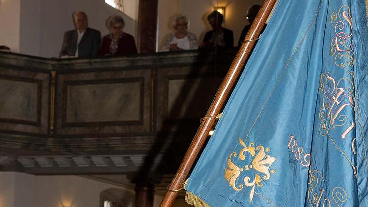 Auch die Fahnenabordnungen und die Mitglieder der großen Ortsvereine nahmen am Festgottesdienst teil. Foto: Klaus Gagel