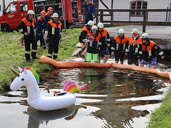 Eine Herausforderung der nicht ernsten Art für die Feuerwehr Wolfsberg, am Ortseingang von Obertrubach kommend      Foto: Franz Galster
