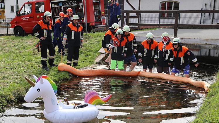 Eine Herausforderung der nicht ernsten Art für die Feuerwehr Wolfsberg, am Ortseingang von Obertrubach kommend      Foto: Franz Galster