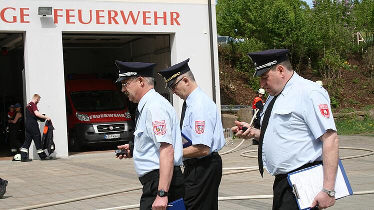 Bei der Leistungsprüfung der Feuerwehr Waldfenster traten drei Gruppen in unterschiedlichen Abnahmestufen  an. Erst  nach der Trockensaugprobe, bei der sich zeigt, ob alle Kupplungen fest verschlossen sind, ist dieser Test bestanden. Gabriele Sell