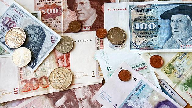 D-Mark-Geldscheine und Münzen auf einem Tisch. Die Bundesbürger horten immer noch Milliarden der alten Währung zuhause, hat die Bundesbank errechnet.  Foto: Bernd Wüstneck/dpa