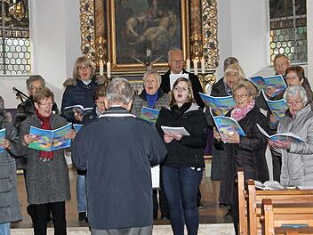 Der Kirchenchor unter der Leitung von Herbert Hofmann umrahmte die besondere Feier am Buß- und Bettag in Gleisenau.  Fotos: Günther Geiling