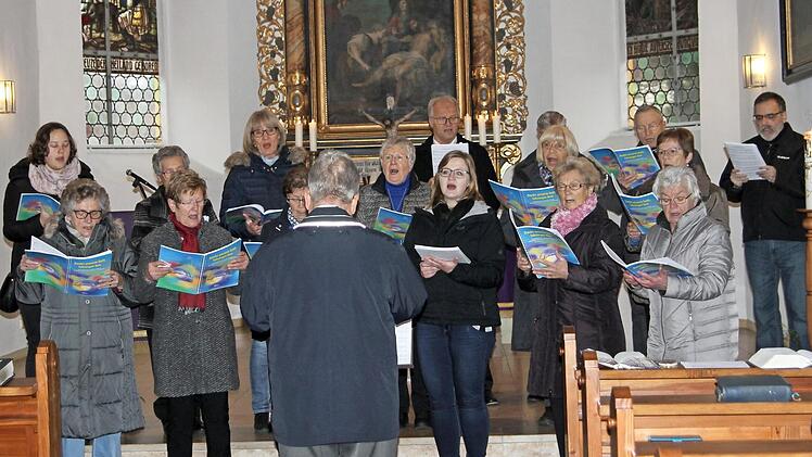 Der Kirchenchor unter der Leitung von Herbert Hofmann umrahmte die besondere Feier am Buß- und Bettag in Gleisenau.  Fotos: Günther Geiling