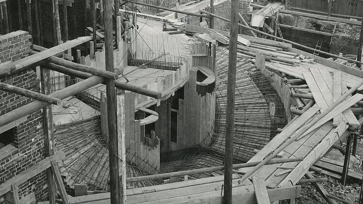 Die gewendelte Treppe wird geschalt, mit Bewehrungsstahl versehen und anschließend ausbetoniert. Foto: Archiv Firma Schick