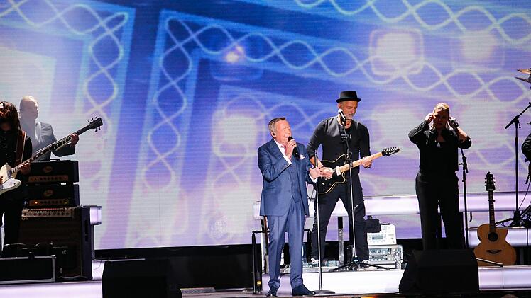Toller Typ, tolle Band: Roland Kaiser und seine Musiker  sorgten für eine ausgelassene Partystimmung auf dem Coburger Schlossplatz.Matthias Hoch