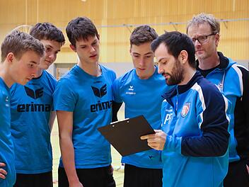 Ganz Ohr: Trainer Philipp Fischer (2. von rechts) erkl&auml;rt (von links) Lukas Greinwald, Jonathan Baden, Finn Jansen und Leon Greinwald mit Co-Trainer Klaus Baden im Training einige taktische Kniffe. Foto: Kilian Warmuth