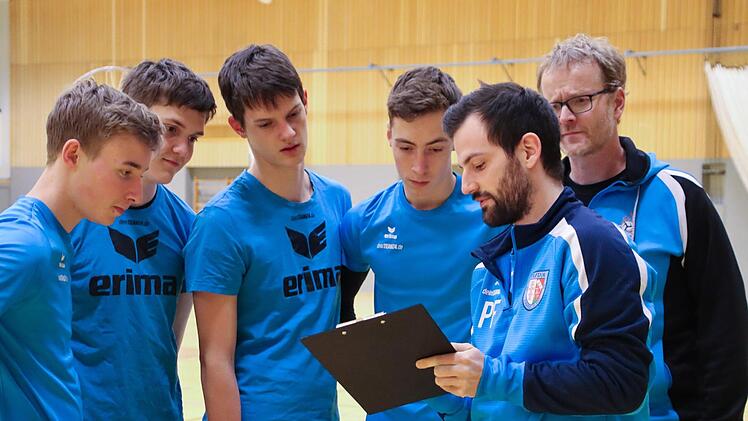 Ganz Ohr: Trainer Philipp Fischer (2. von rechts) erkl&auml;rt (von links) Lukas Greinwald, Jonathan Baden, Finn Jansen und Leon Greinwald mit Co-Trainer Klaus Baden im Training einige taktische Kniffe. Foto: Kilian Warmuth