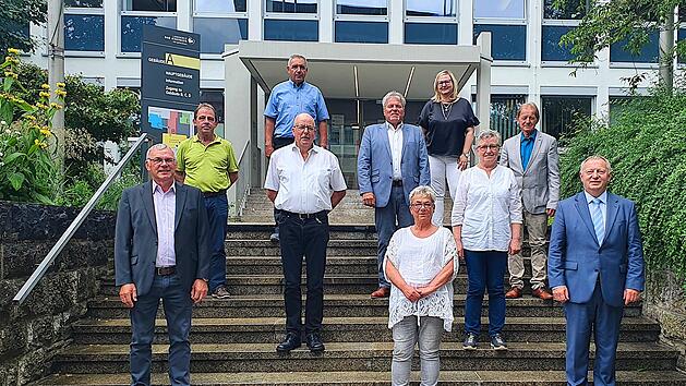 Das Bild zeigt: Wolfgang Reith, Ursula Häfner, Landrat Thomas Bold (erste Reihe von links), Werner Meder, Margot Kirchner (zweite Reihe von links), Günter Gerlach, Klaus-Peter Metz, Hermann Schlereth (dritte Reihe von links), Hermann Schneider, Personalratsvorsitzende Alexandra Benkert (hinterste Reihe von links). Foto: Landkreis Bad Kissingen/Nathalie Bachmann
