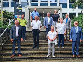 Das Bild zeigt: Wolfgang Reith, Ursula H&auml;fner, Landrat Thomas Bold (erste Reihe von links), Werner Meder, Margot Kirchner (zweite Reihe von links), G&uuml;nter Gerlach, Klaus-Peter Metz, Hermann Schlereth (dritte Reihe von links), Hermann Schneider, Personalratsvorsitzende Alexandra Benkert (hinterste Reihe von links). Foto: Landkreis Bad Kissingen/Nathalie Bachmann