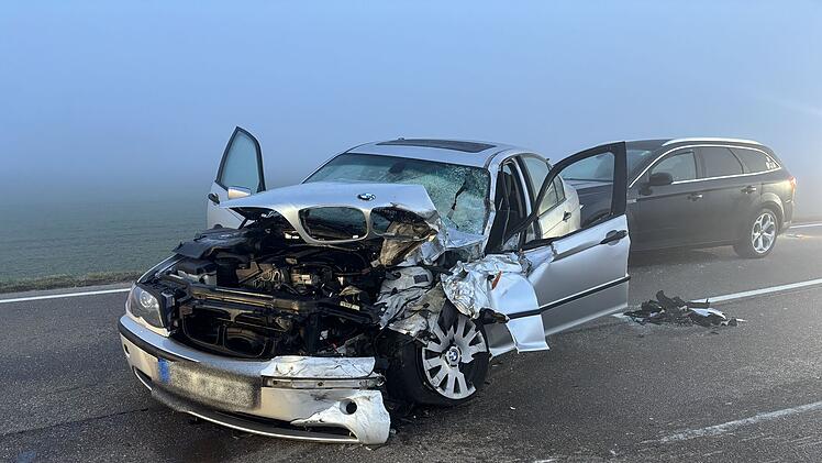 Schwerer Unfall im dichten Nebel: Totalschaden, herausgerissene Achse und Folgeunfall