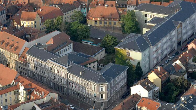 Noch erinnert nichts an eine Baustelle. Doch das ist nur die Ruhe vor dem Baubeginn im M&auml;rz 2013. Bis 2017 werden sich Clavius-Gymnasium (l.) und Martinschule (r.)  grundlegend verwandelt haben. Unter anderem ist ein Verbindungsbau zwischen beiden Schulh&auml;usern geplant.   Foto: R. Rinklef