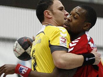 Der HSC 2000 Coburg und der HSC Bad Neustadt spielen in der nächsten Saison gemeinsam in der 3. Liga Süd. Dann kommt es auch wieder zum Duell zwischen dem sprunggewaltigen Gary Hines (Bad Neustadt) und der Coburger Kapitän Ronny Göhl (rechts). Foto: Archiv/Iris Bilek