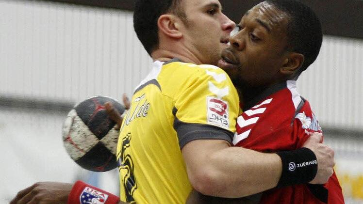 Der HSC 2000 Coburg und der HSC Bad Neustadt spielen in der nächsten Saison gemeinsam in der 3. Liga Süd. Dann kommt es auch wieder zum Duell zwischen dem sprunggewaltigen Gary Hines (Bad Neustadt) und der Coburger Kapitän Ronny Göhl (rechts). Foto: Archiv/Iris Bilek