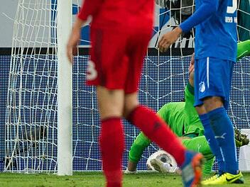 Der Ball ist drin, doch rein ging er nicht über den normalen Weg. Foto: dpa