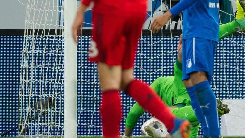 Der Ball ist drin, doch rein ging er nicht über den normalen Weg. Foto: dpa