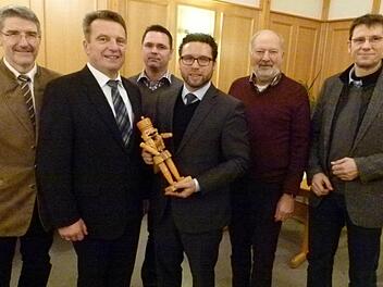 "Ich habe einige Nüsse geknackt", sagte Martin Finzel (Mitte mit Nußknacker) den Versammlungsteilnehmern. Die ersten Gratulanten waren (von links) Landrat Michael Busch, FW-Vorsitzender Hubert Becker, der scheidende SPD-Ortsvorsitzende Marco Kern, Kreisrat Wolfgang Dultz und der frisch gewählte SPD-Ortsvorsitzende Matthias Aust. Foto: Lothar Weidner