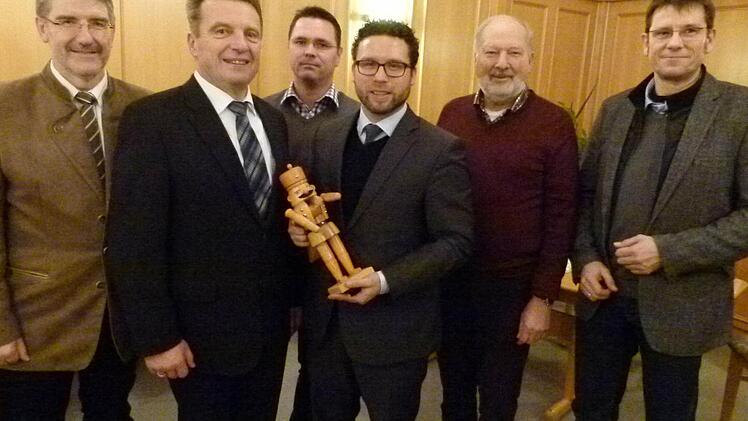 "Ich habe einige Nüsse geknackt", sagte Martin Finzel (Mitte mit Nußknacker) den Versammlungsteilnehmern. Die ersten Gratulanten waren (von links) Landrat Michael Busch, FW-Vorsitzender Hubert Becker, der scheidende SPD-Ortsvorsitzende Marco Kern, Kreisrat Wolfgang Dultz und der frisch gewählte SPD-Ortsvorsitzende Matthias Aust. Foto: Lothar Weidner