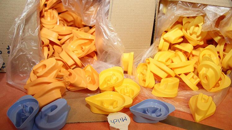 Auf den ersten Blick sehen die Prototypen alle gleich aus, doch die Entwicklung war nicht so einfach. Der Clou am Kaffee-Sahne-Öffner ist der Dorn. Wenn der Dorn rund ist, fließt die Kaffeesahne nicht heraus. Auch bei einem eckigen Dorn und bei einem Haifischzahn-Dorn nicht - nur bei einem kreuzförmigen Dorn