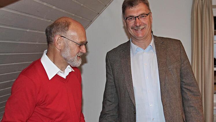 Erfreut war Bürgermeister Helmut Dietz (rechts), seinem Vertreter, zweiten Bürgermeister Siegfried Kirchner (links), zur Auszeichnung mit der Staatsmedaille für kommunale Verdienste in Bronze gratulieren zu können.  Foto: Helmut Will