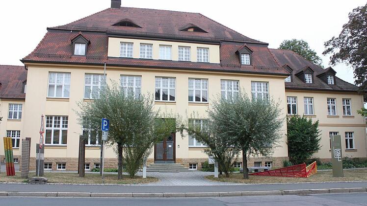 Die Staatliche Berufsfachschule für Flechtwerkgestaltung in Lichtenfels befindet sich in dem um 1920 erbauten, denkmalgeschützten Gebäude Kronacher Straße 32. Foto: R. Popp