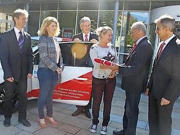 Sie freuen sich über ihr neues Auto (v. l.): Pfarrer Burkhard Sachs, Diakonie-Geschäftsführerin Karin Pfadenhauer, Vorstandschef Klaus Scherr, die stellvertretende Diakonie-Pflegedienstleistung Melanie Büttner, Verwaltungsratsvorsitzender Oswald Marr und Vorstand Harry Weiß. Foto: vs