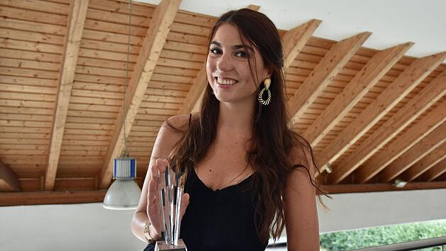 Stolz ist Kim Hertinger auf den Award 2018/19, den sie als beste weibliche Regisseurin des Jahres f&uuml;r ihren Film "Meer bei Nacht" bei den Independent Shorts Awards in Hollywood gewonnen hat.  Foto: Ulrike Langer