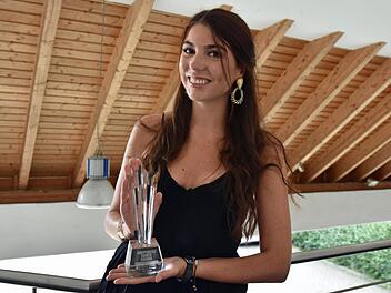 Stolz ist Kim Hertinger auf den Award 2018/19, den sie als beste weibliche Regisseurin des Jahres für ihren Film "Meer bei Nacht" bei den Independent Shorts Awards in Hollywood gewonnen hat.  Foto: Ulrike Langer