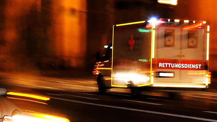 Rettungsdienst und Polizei wurden alarmiert, weil sich eine Frau in Schonungen schwere Verletzungen zugezogen hatte.