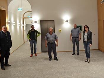 Die von Bürgermeister Christian Mrosek (links) verabschiedeten Gemeinderäte (von rechts) Karin Hafermann, Annette Scherbel-Schülein, Günter Friedlein, Armin Zapf, Simon EhnesThomas Micheel