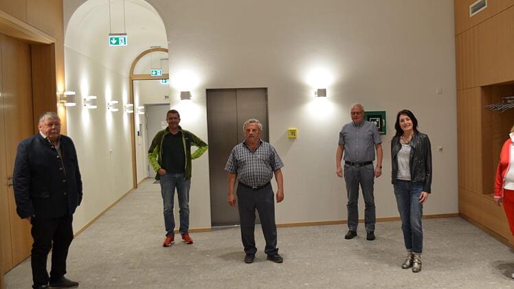 Die von Bürgermeister Christian Mrosek (links) verabschiedeten Gemeinderäte (von rechts) Karin Hafermann, Annette Scherbel-Schülein, Günter Friedlein, Armin Zapf, Simon EhnesThomas Micheel