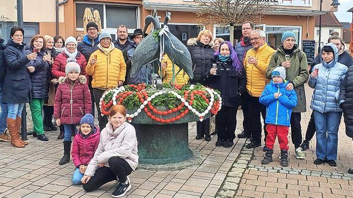 Das Freie-Wähler-Frauenteam mit Gästen vor dem geschmückten Dorfbrunnen