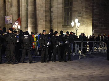 Angespannte Stimmung bei Demos in Nürnberg - Polizei setzt Schlagstöcke und Pfefferspray ein