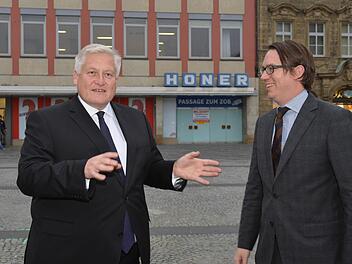 Wöhrl-Vorstand Robert Rösch (links) und Vorstandsvorsitzender Olivier Wöhrl gaben im November den Einzug von Wöhrl in das Honer-Haus am Maxplatz bekannt. Nun steht fest, dass sich die Eröffnung um ein halbes Jahr hinausschiebt. Foto: Ronald Rinklef/Archiv