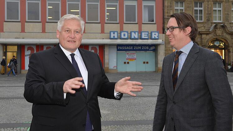 Wöhrl-Vorstand Robert Rösch (links) und Vorstandsvorsitzender Olivier Wöhrl gaben im November den Einzug von Wöhrl in das Honer-Haus am Maxplatz bekannt. Nun steht fest, dass sich die Eröffnung um ein halbes Jahr hinausschiebt. Foto: Ronald Rinklef/Archiv