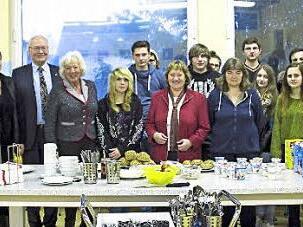 Die Unterstützer des Projekts Schulfrühstück mit Schülern der zehnten Klasse vor dem Buffet. Foto: privat