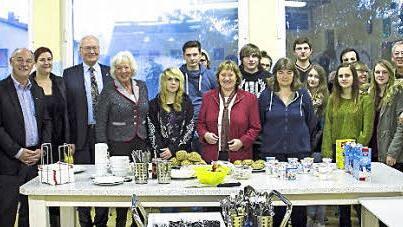 Die Unterstützer des Projekts Schulfrühstück mit Schülern der zehnten Klasse vor dem Buffet. Foto: privat