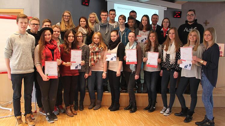 Die ersten fünf Teams beim Planspiel Börse. Mit im Bild Ulli Förtsch von der Unternehmenskommunikation der Sparkasse Kulmbach-Kronach. Foto: Veronika Schadeck