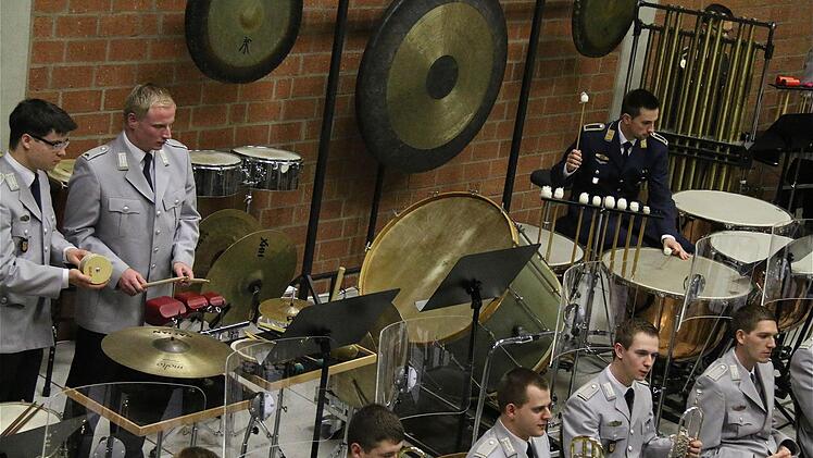 Das Ausbildungs-Musikkorps der Bundeswehr gab in der Erthalhalle ein Benefizkonzert.  Foto: Gerd Schaar