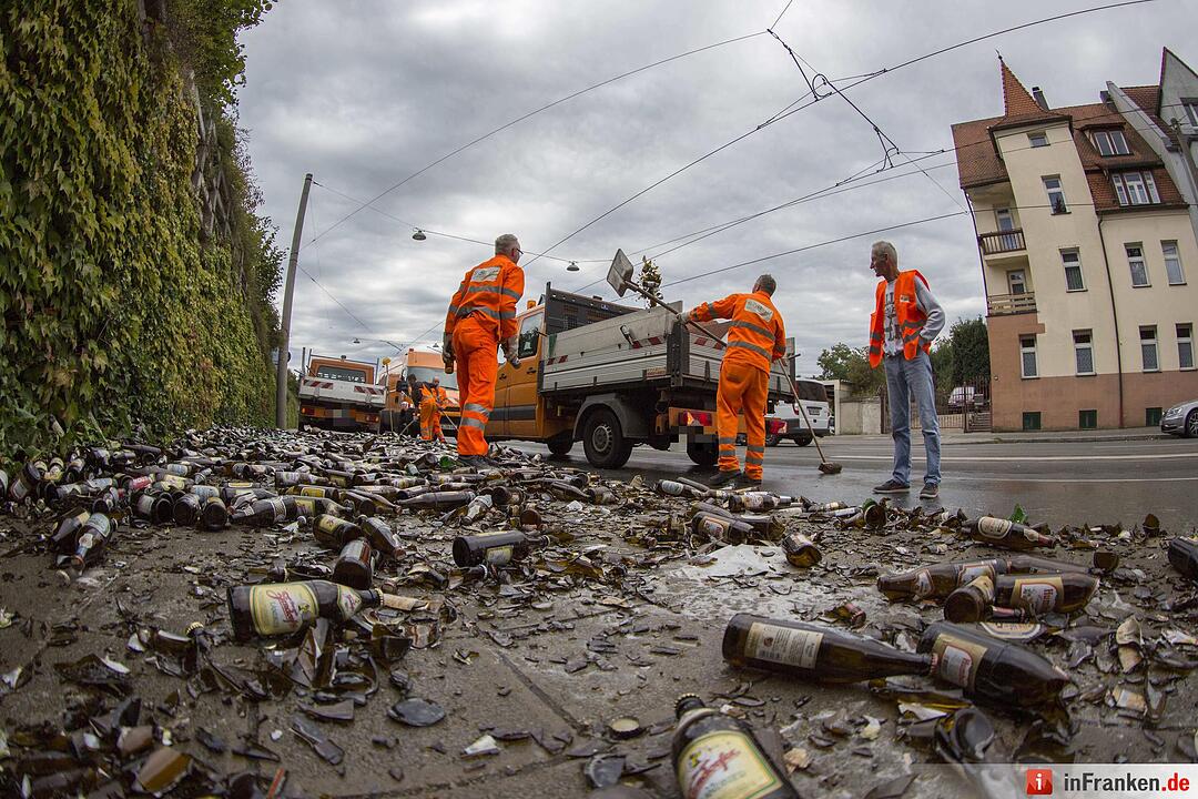 Nürnberg: Getränkelaster verliert in Kurve mehrere Bierkisten