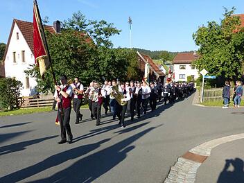 Gemeinsam marschierten die Feuerwehren unter den Klängen des Musikvereins Wartenfels zum Festgottesdienst. Foto: Klaus-Peter Wulf