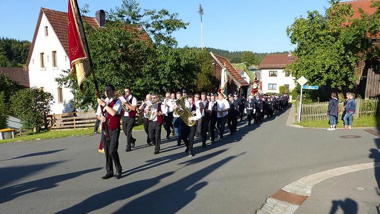 Gemeinsam marschierten die Feuerwehren unter den Klängen des Musikvereins Wartenfels zum Festgottesdienst. Foto: Klaus-Peter Wulf